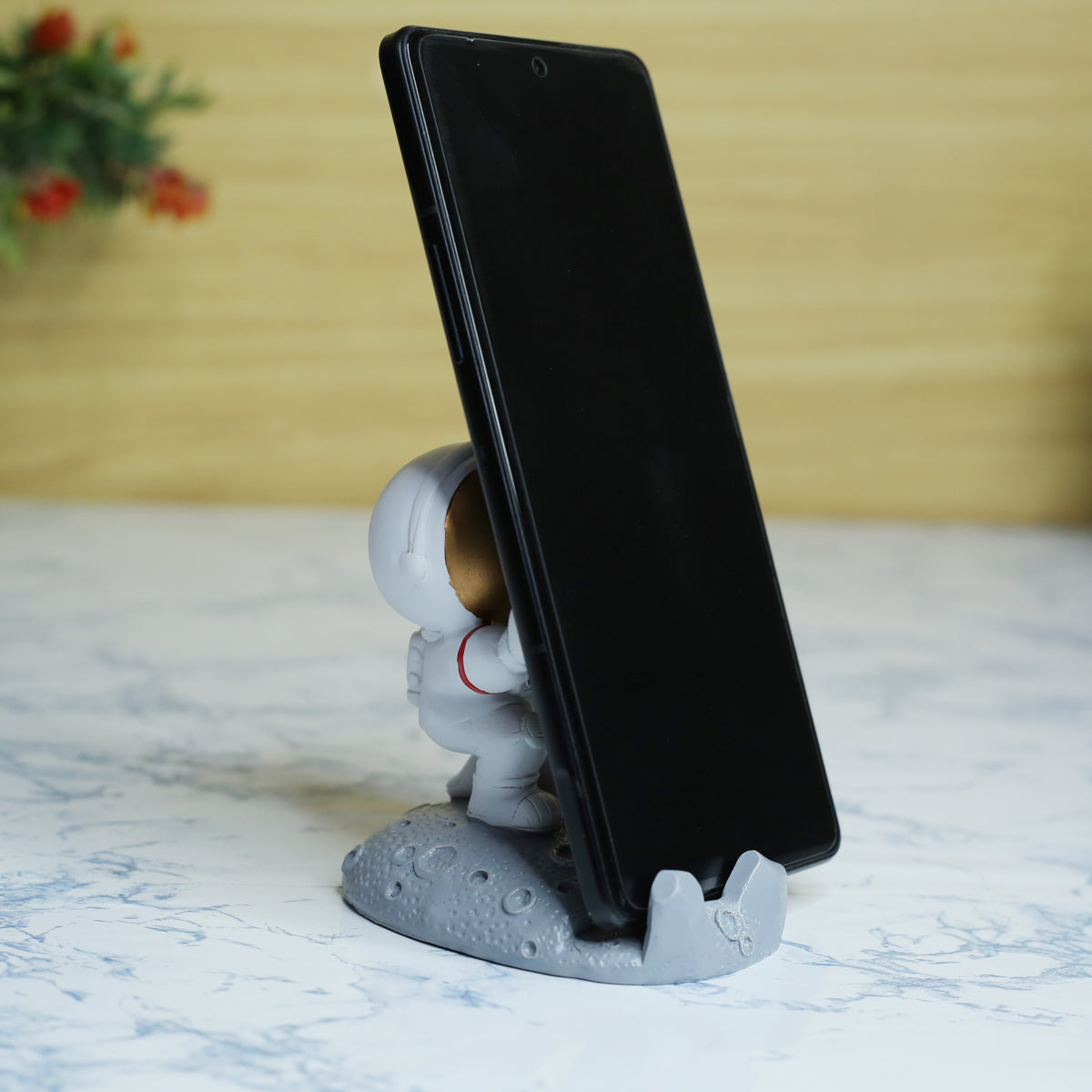 Astronaut phone stand golden