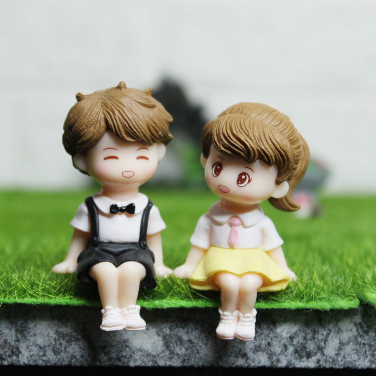 Sitting School Kids Miniature (Black & Yellow)