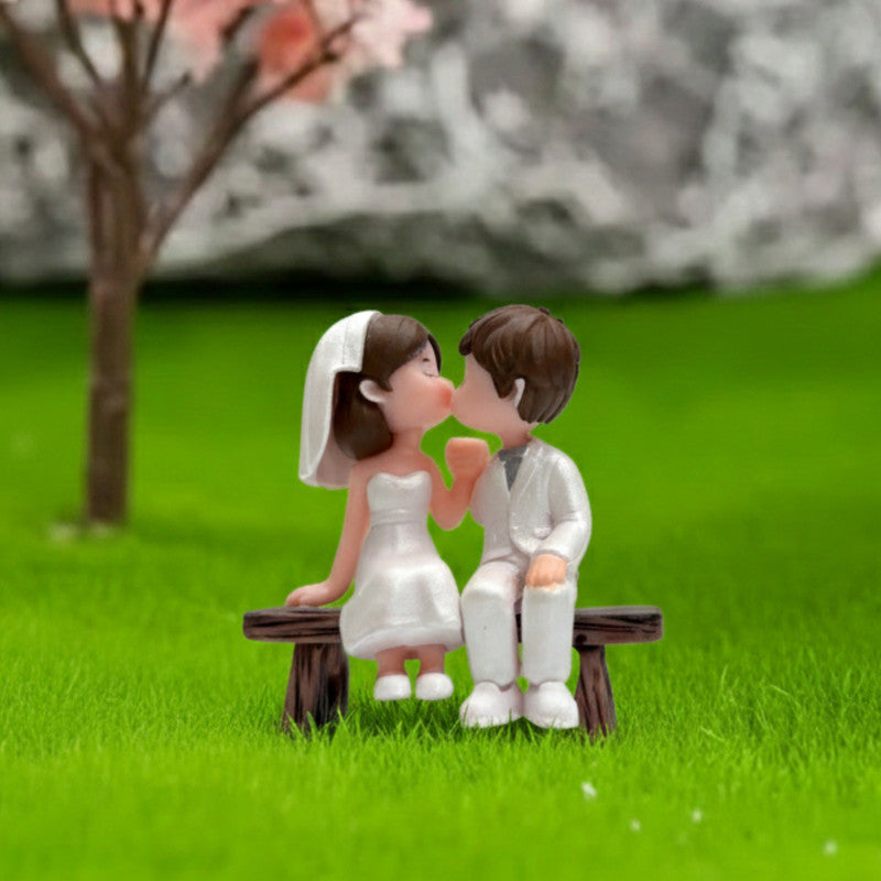 Kissing Bride & Groom Miniature Set