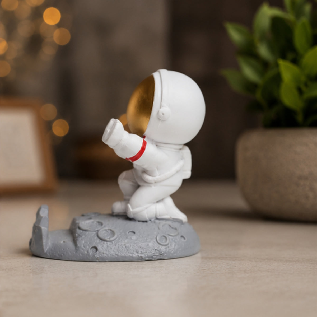 Astronaut Phone Stand - Golden