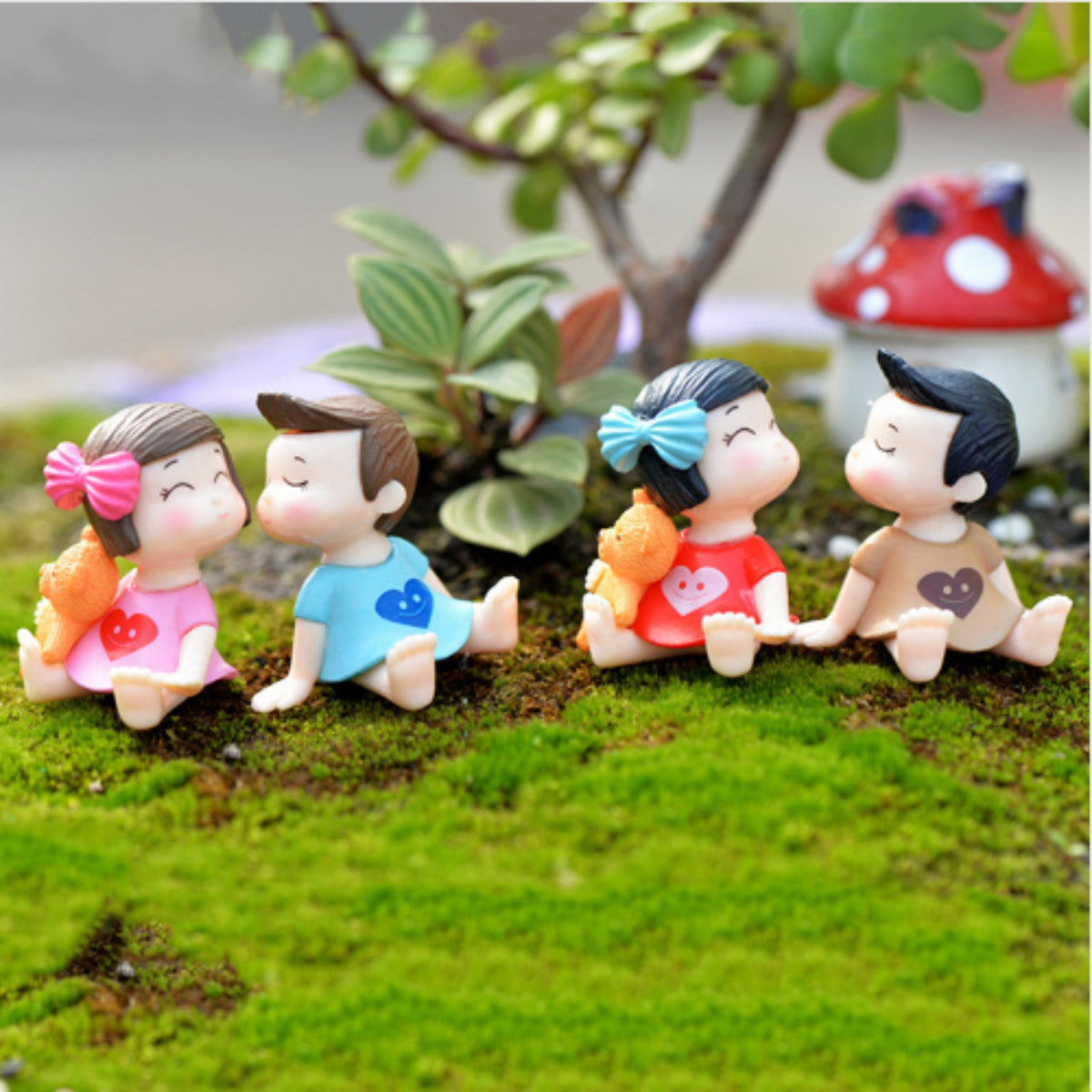 Sitting Kids Miniature (Red & Brown)