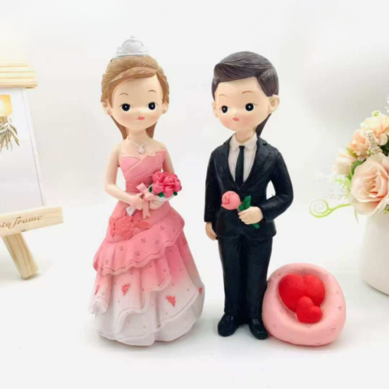 Romantic marriage couple figurine set