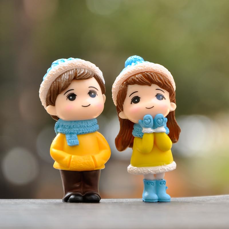 Winter Couple Statue (Blue Hats)
